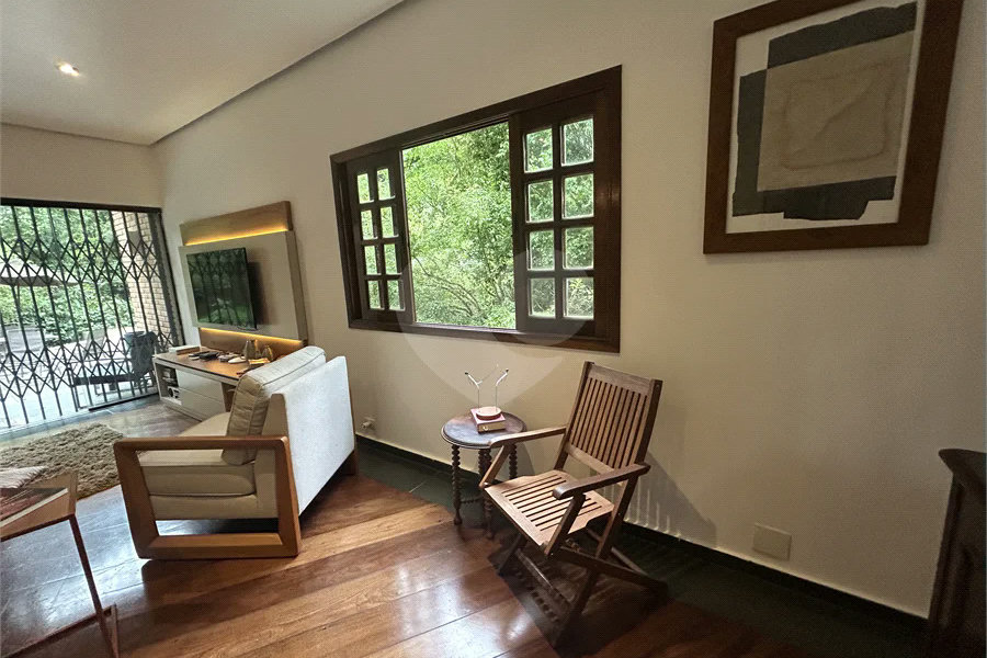 Casa em condomínio com 3 dormitórios, 01 suíte, garagem para 06 carros, área gourmet, piscina.