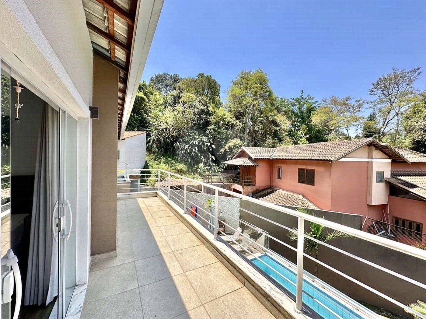 Casa à venda com 4 quartos, sendo 3 suítes, no condomínio Vilarejo, Carapicuíba - SP