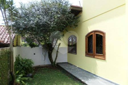 Sobrado à venda com 4 quartos, sendo 2 suítes,  em Interlagos, São Paulo, SP