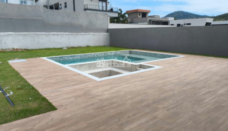 Casa à venda com 4 suítes no condomínio Figueira Garden, Atibaia - SP