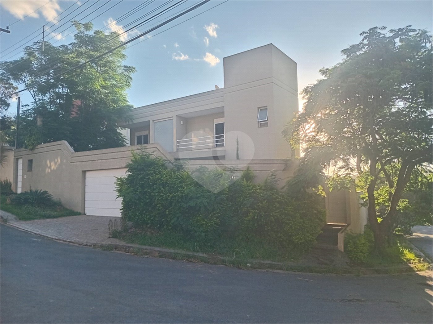 Casa à venda com 4 quartos, sendo 3 suítes, no condomínio Arco Iris, Atibaia - SP