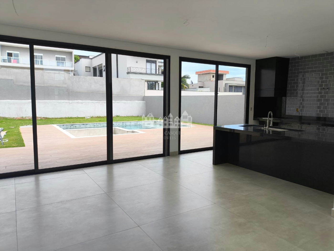 Casa à venda com 4 suítes no condomínio Figueira Garden, Atibaia - SP