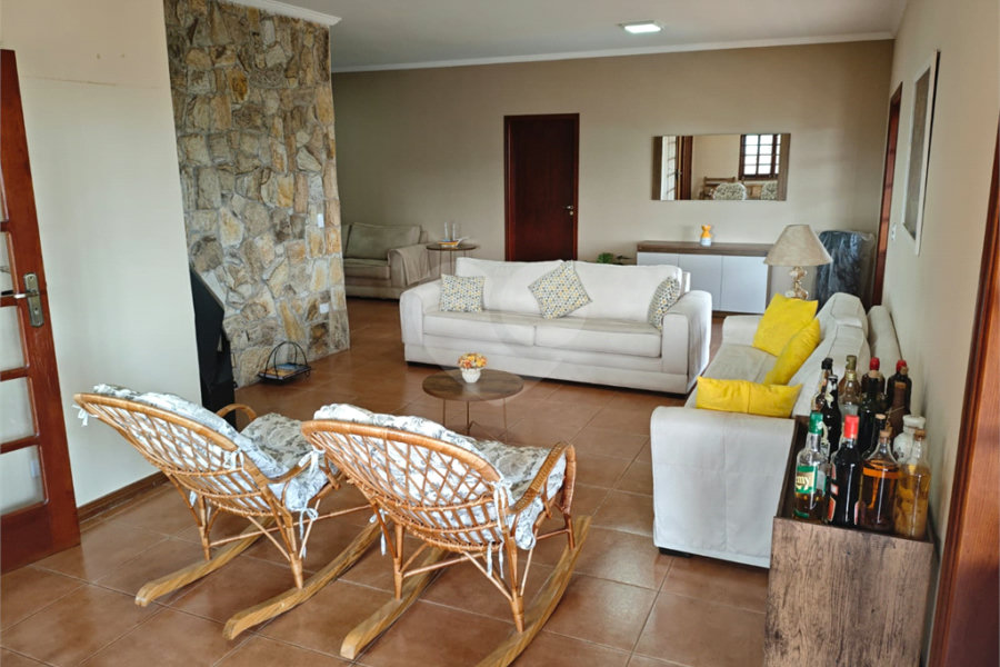 Casa à venda com 4 quartos, sendo 2 suítes,  em Country Residencial Felix, Bom Jesus dos Perdões, SP