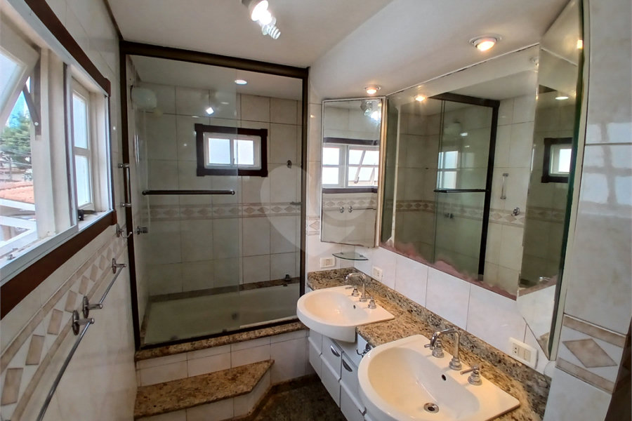 Casa à venda ou para alugar com 3 quartos, sendo 2 suítes, no condomínio Chácara das Rosas, São Paulo - SP