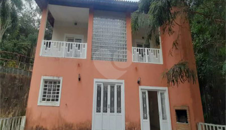 Sobrado à venda com 4 quartos, sendo 2 suítes, em Serra da Cantareira, Mairiporã, SP