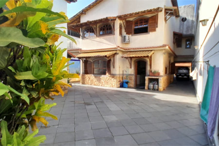 Casa à venda com 4 quartos, sendo 1 suíte, em Bangu, Rio de Janeiro, RJ