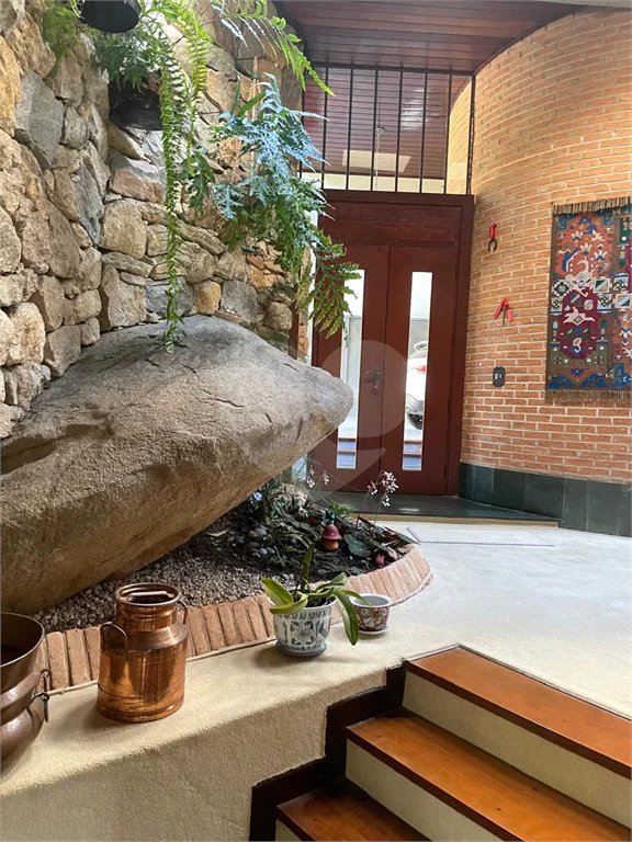Casa à venda, 742 m², com piscina, 5 suítes, em Embu das Artes