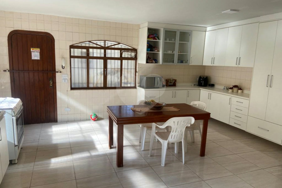 Casa à venda com 5 quartos, sendo 4 suítes, no condomínio Vilarejo Estoril, Mairiporã - SP