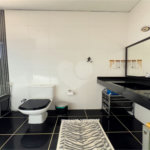 Casa à venda ou para alugar com 3 suítes no condomínio Figueira Garden, Atibaia - SP