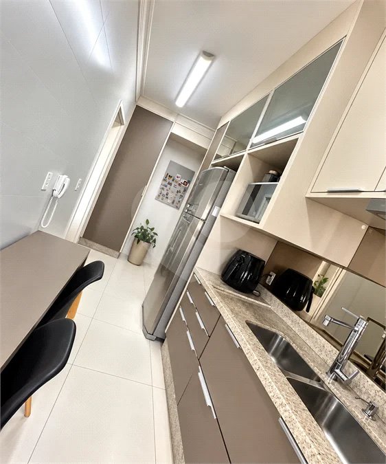 Apartamento de 127 m² em andar alto, com vista livre, 3 suítes planejadas, sacada gourmet envidraçada, 2 vagas e lazer completo, próximo ao Shopping Golden Square e à Avenida Kennedy.