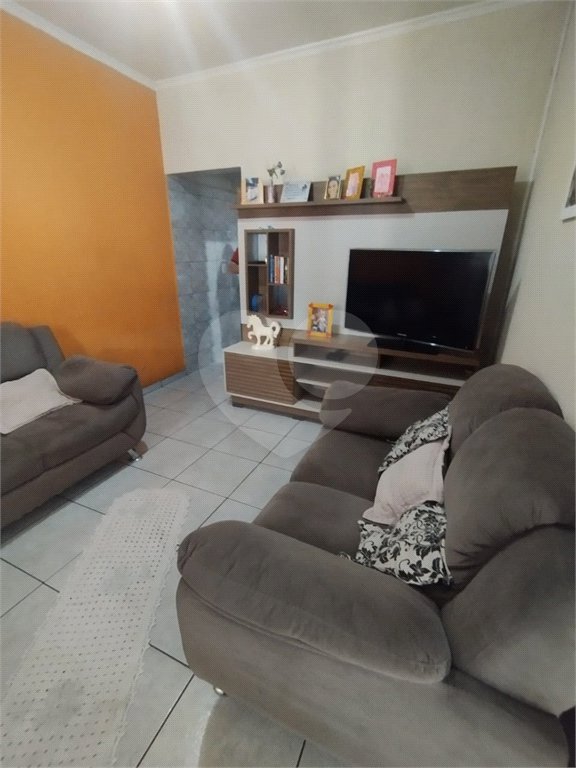 Sobrado à venda com 3 quartos, sendo 1 suíte, em Biritiba, Poá, SP