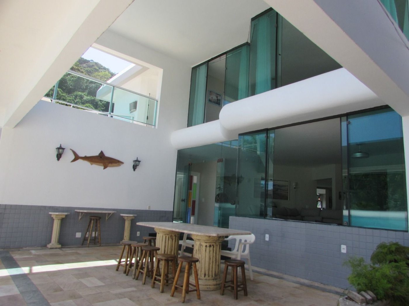Casa de Alto Padrão com 5 Suítes e Lazer Completo– Guarujá