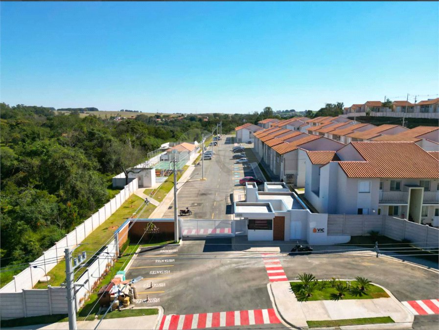 Indaiatuba - Sp - Vila Vic Florença - R$ 290.000,00 - Apartamento de 48m²,, no andar de cima, dois quartos, um banheiro, cozinha e sala, uma vaga de garagem. Condomínio fechado. Apartamento está do jeito que foi entregue . Area de lazer no condominio - Área do condomínio: Churrasqueira