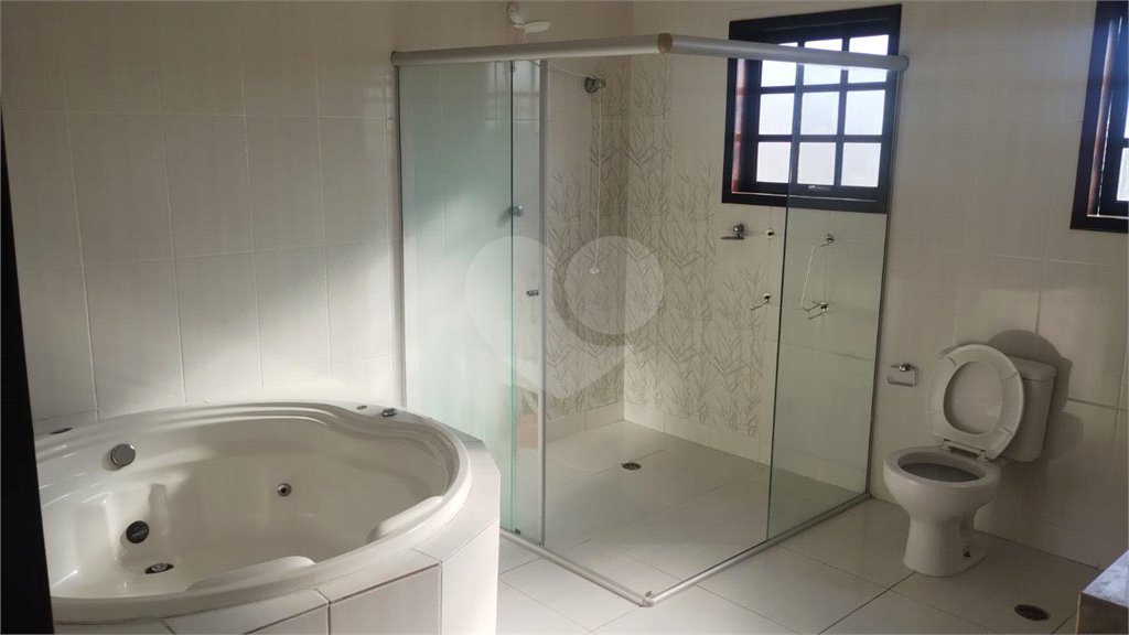 Sobrado à venda com 4 quartos, sendo 2 suítes,  em Vila Oliveira, Mogi das Cruzes, SP