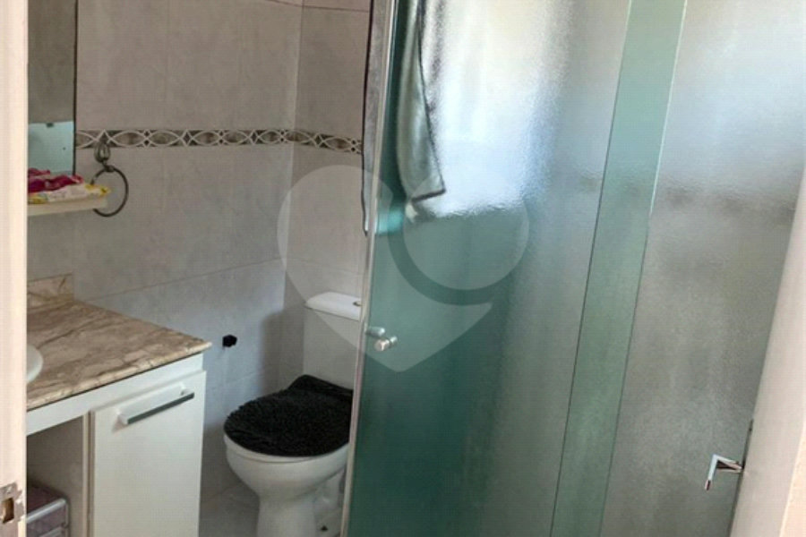 Casa à venda com 3 quartos, sendo 2 suítes, no condomínio Ibarra, São Paulo - SP
