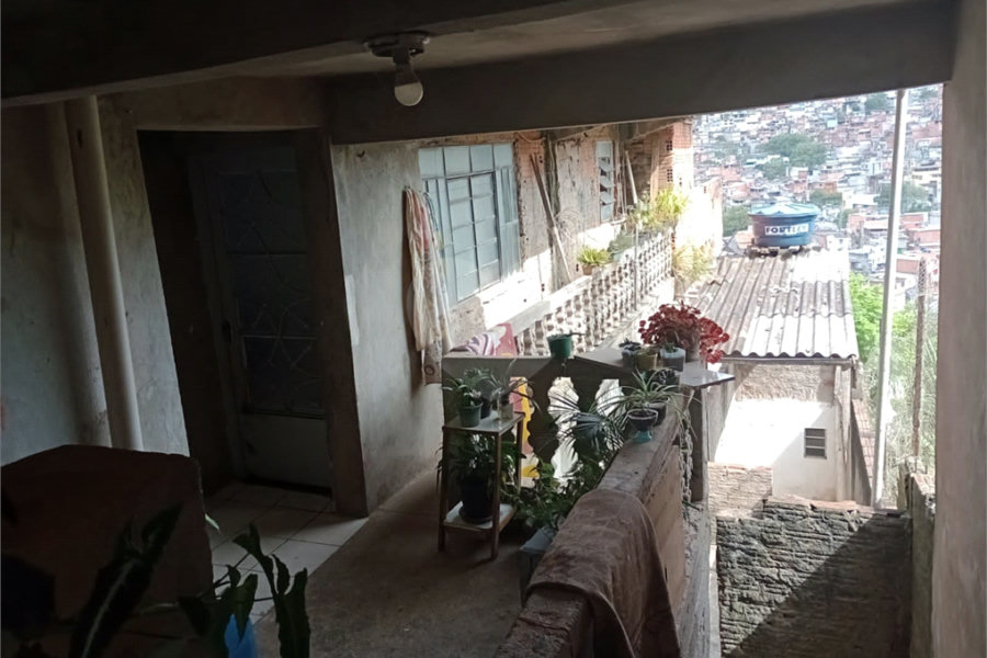Terreno com 6 casas em 293m² de área total.