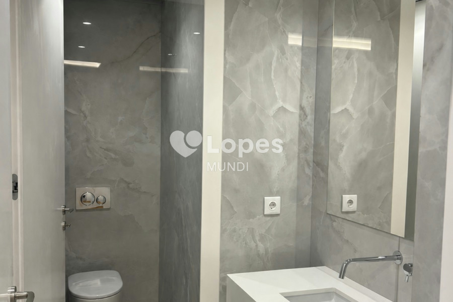 Apartamento T4 à venda em Lordelo do Ouro, Porto, Portugal – 240 m²
