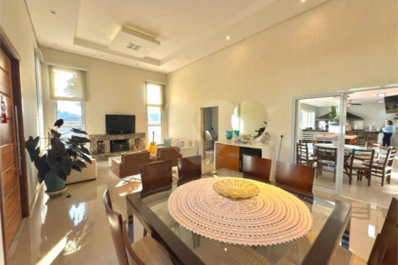 Casa à venda com 4 quartos, sendo 3 suítes, no condomínio Vila Hípica II, Vinhedo - SP