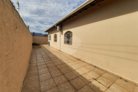 Casa à venda com 3 quartos, sendo 1 suíte,  em Jardim Aruan, Caraguatatuba, SP