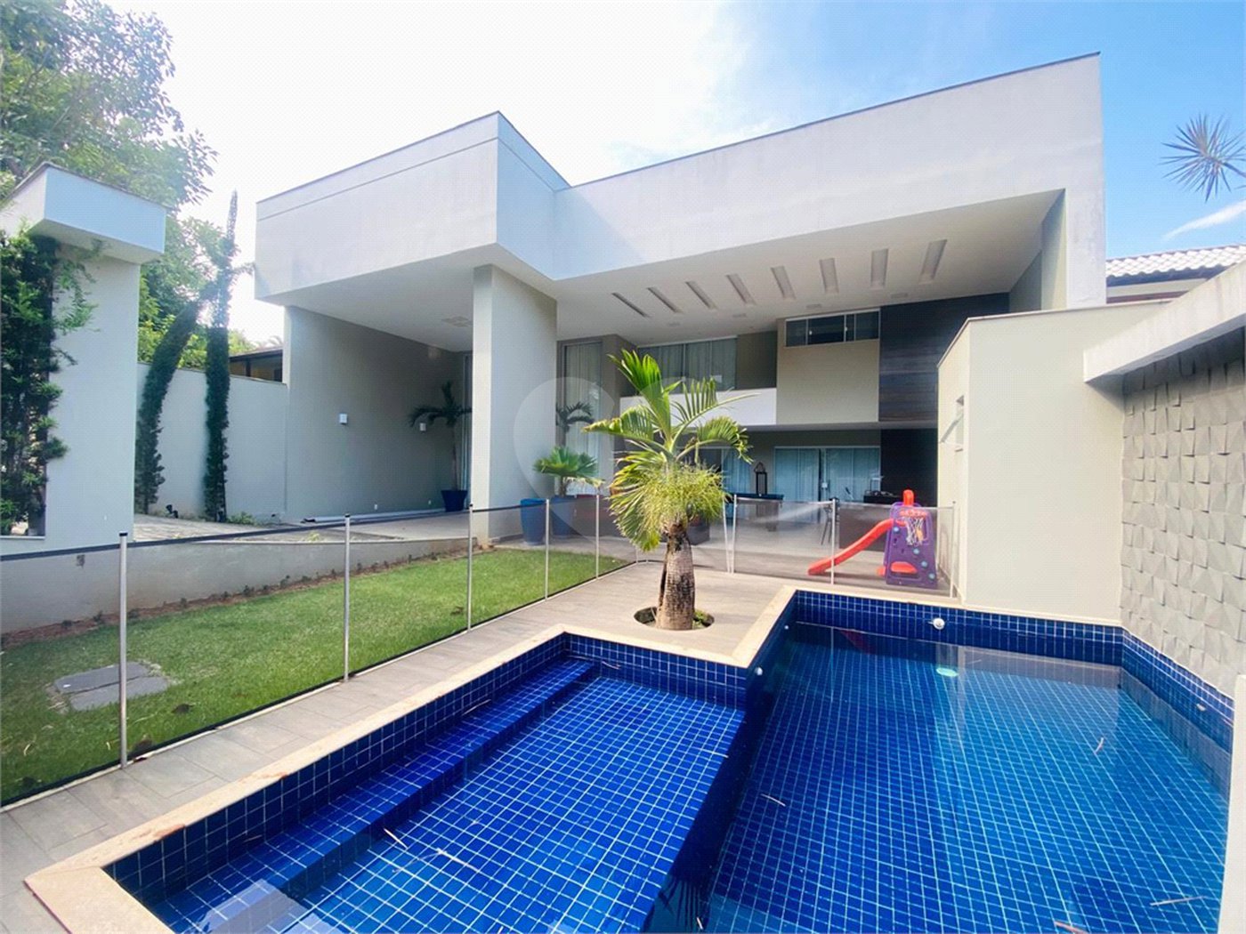Casa à venda com 4 quartos, sendo 3 suítes, no condomínio Marc Ferez, Rio de Janeiro - RJ