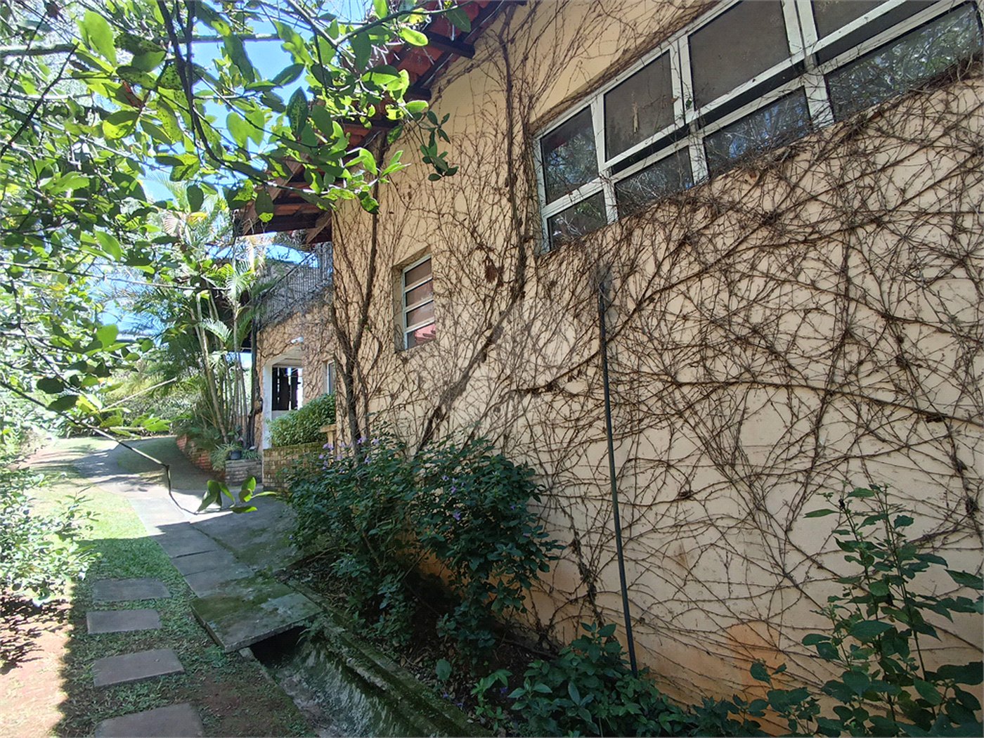 Casa à venda com 4 quartos, sendo 3 suítes, no condomínio Patrimônio do Carmo, São Roque - SP
