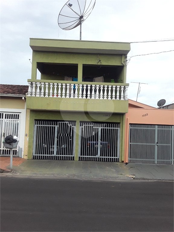 Sobrado com 3 dormitórios.