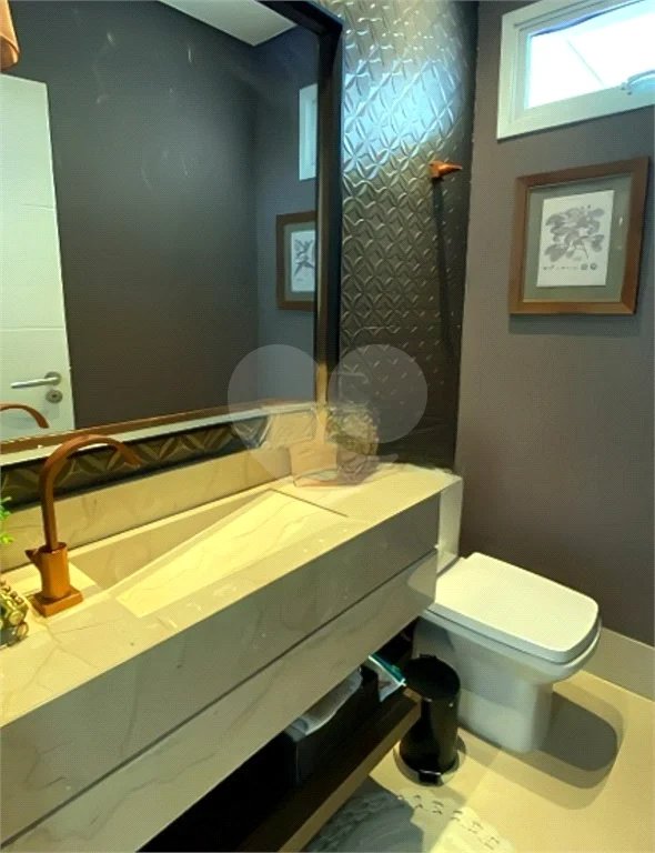 Casa de Alto Padrão em Condomínio com 4 suítes.