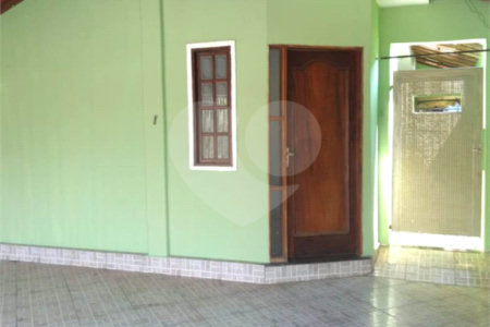 Casa térrea no Loteamento Habitacional São Carlos 1, sendo 3 Dormitórios e 1 suíte