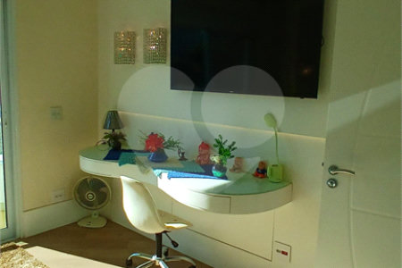 Casa à venda com 3 suítes no condomínio Figueira Garden, Atibaia - SP