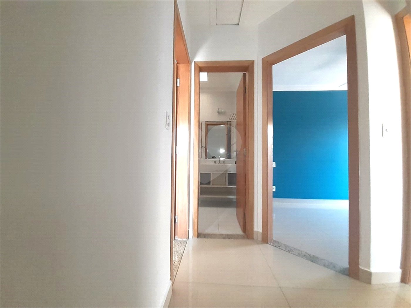 Casa à venda com 3 quartos, sendo 1 suíte, no condomínio Apeu, São Paulo - SP