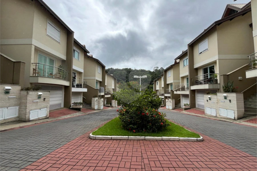 Casa à venda com 4 quartos, sendo 2 suítes, no condomínio Floradas da Serra, São Paulo - SP