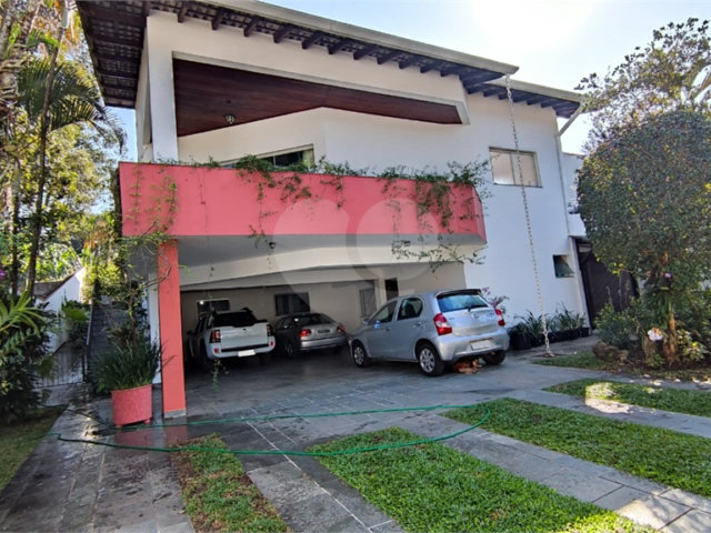 Sobrado à venda com 4 quartos, sendo 2 suítes,  em Interlagos, São Paulo, SP