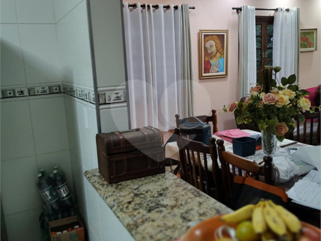 Casa à venda com 4 quartos, sendo 1 suíte,  no condomínio Parque Suiça, Caieiras - SP