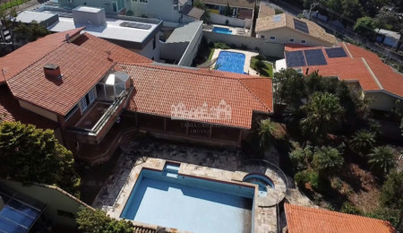 Casa à venda com 4 suítes em Vila Petrópolis, Atibaia, SP