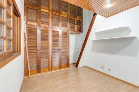 Casa à venda com 5 quartos, sendo 3 suítes, no condomínio Granja do Morumbi, São Paulo - SP