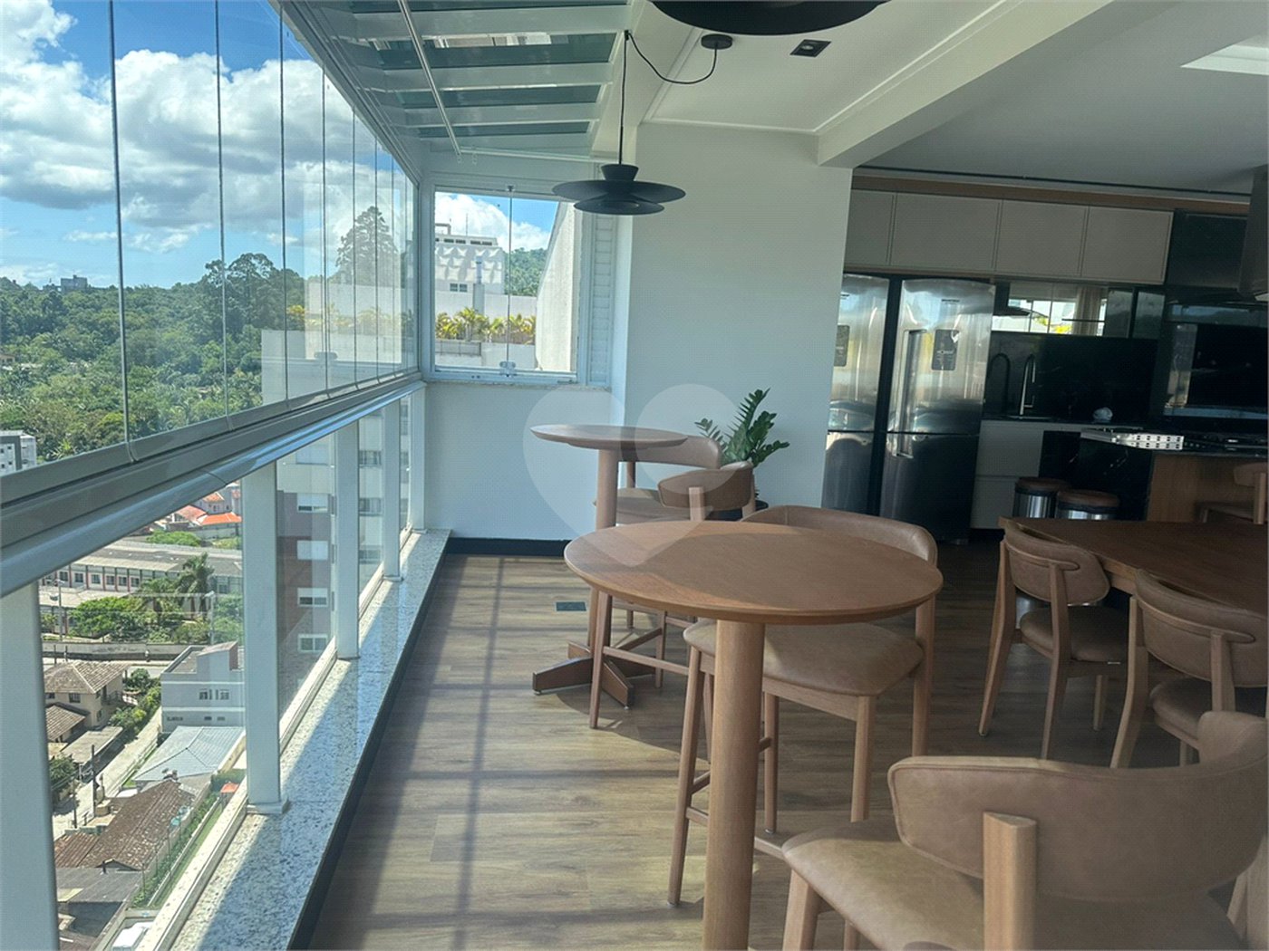 Apartamento à venda ou para alugar com 2 suítes em Itacorubi, Florianópolis, SC