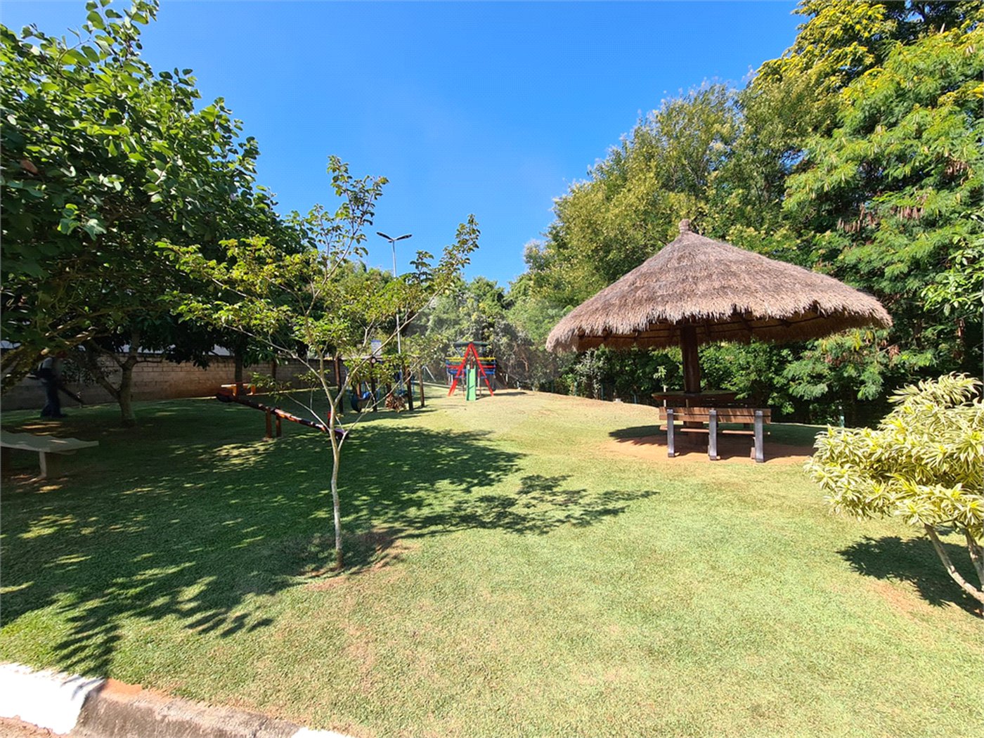 Casa à venda com 3 quartos, sendo 1 suíte, no condomínio Terras de São Francisco, Vinhedo - SP