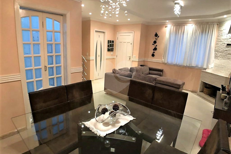 Casa à venda com 3 quartos, sendo 1 suíte, no condomínio Res Vista Verde, São Paulo - SP
