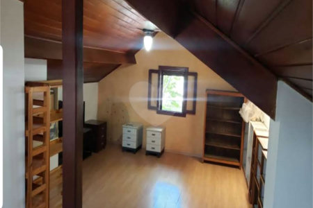 Casa à venda com 4 quartos, sendo 2 suítes, no condomínio Vila das Flores, São Paulo - SP