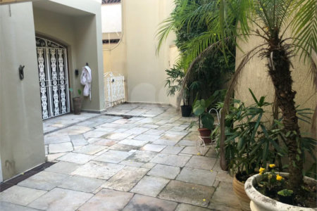 Sobrado com 363m² à venda no Alto da Moóca - 3 suítes e 6 vagas.