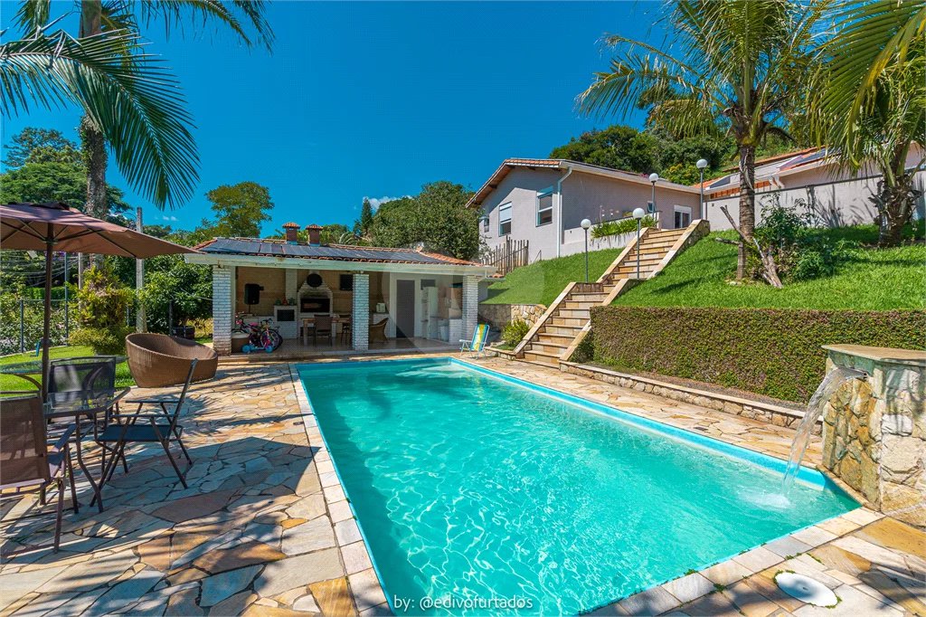 Casa à venda com 4 suítes no condomínio Vale da Santa Fé, Vinhedo - SP