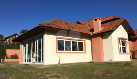 Casa à venda com 3 suítes no condomínio Suíça da Cantareira, Mairiporã - SP