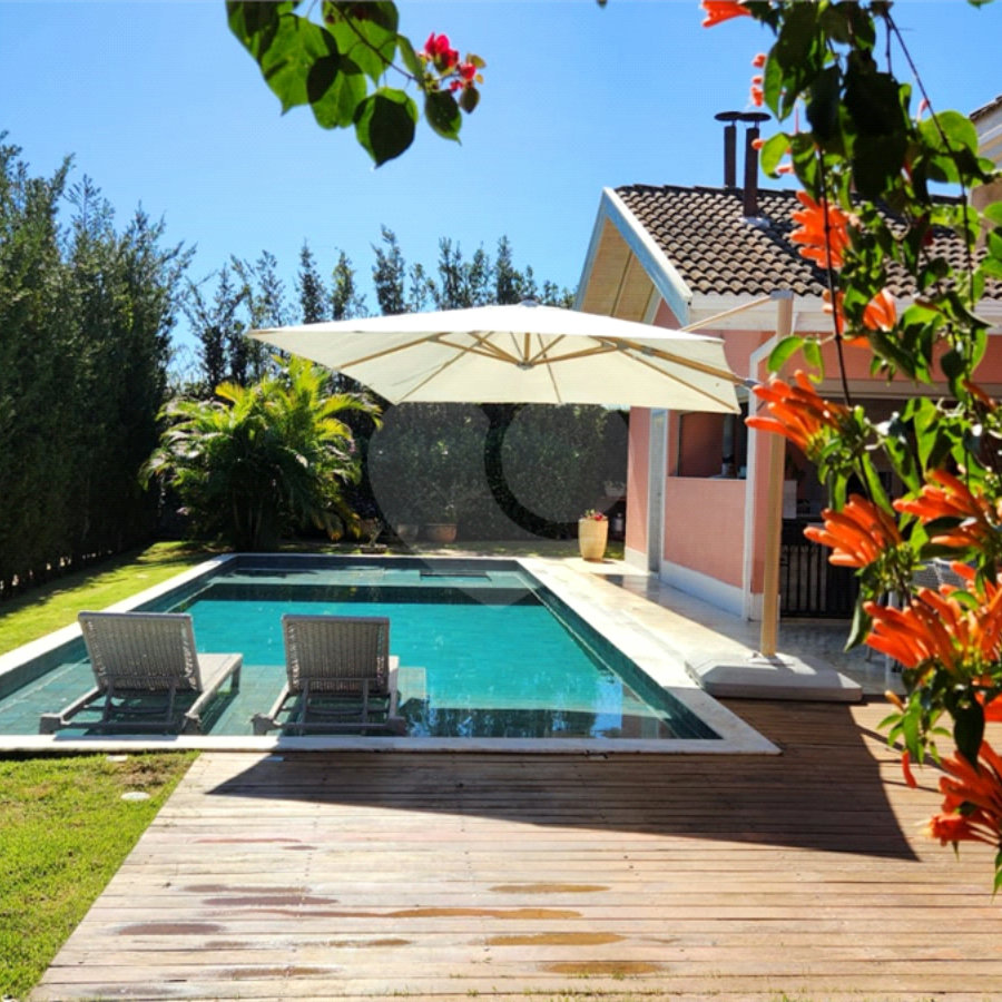 Casa à venda com 4 quartos, sendo 2 suítes, no condomínio Residencial Jardim Primavera, Louveira - SP