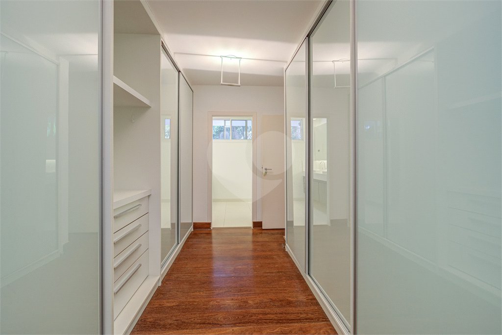 Casa para alugar com 5 quartos, sendo 3 suítes, no condomínio Chácara Flora, São Paulo - SP