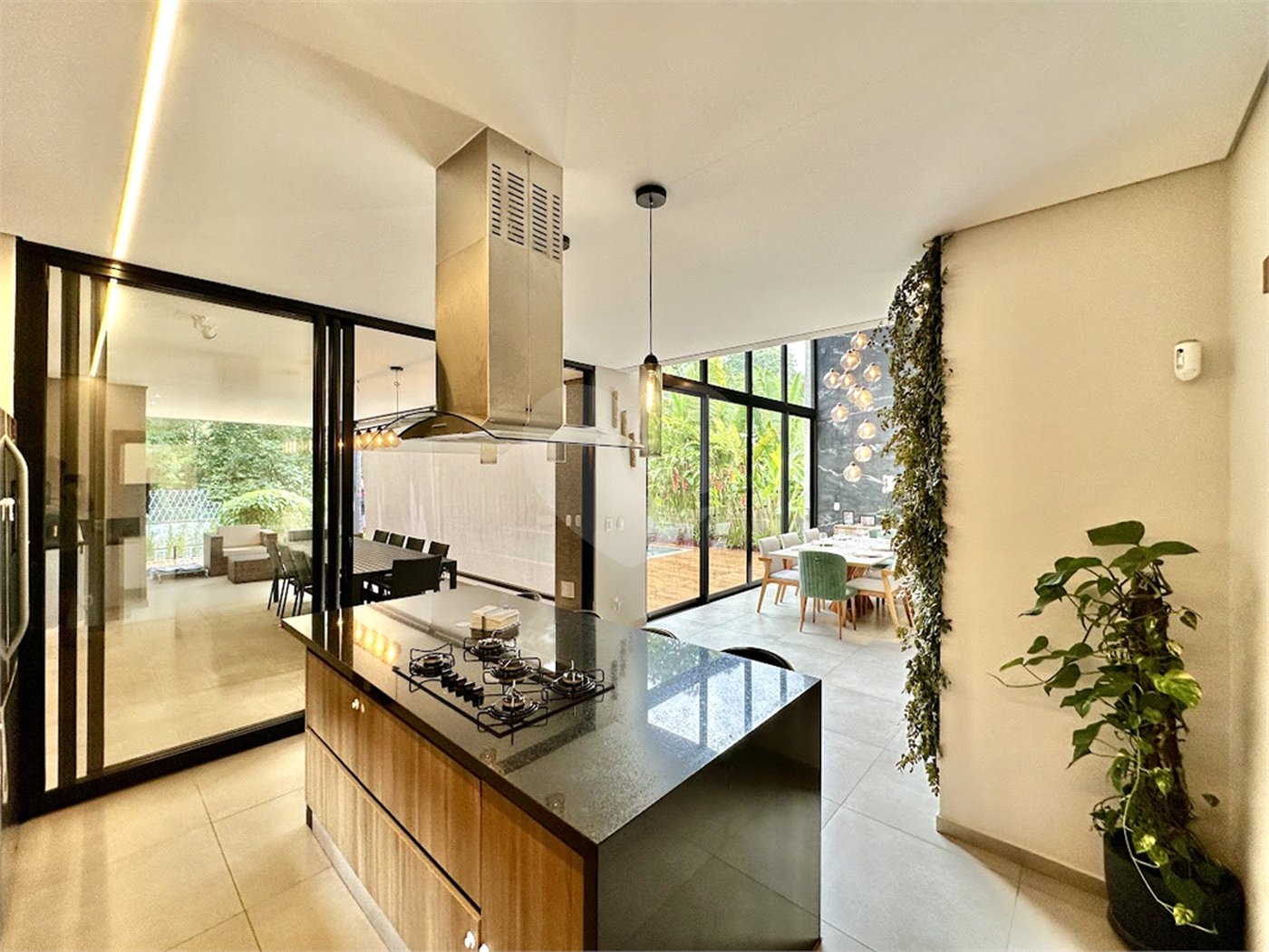 Casa à venda com 3 suítes no condomínio Reserva Santa Maria, Jandira - SP