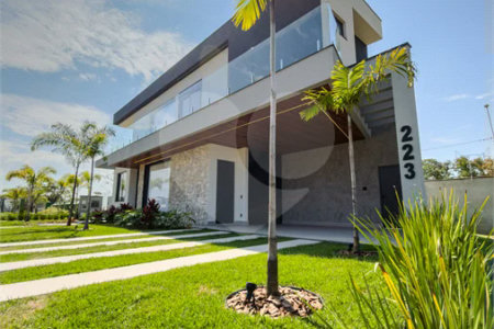 Indaiatuba - Condominio Villa Sapezal - 318 m² de Terreno - 230 m² de Área Construída - 3 suítes, sendo 1 Master com closet planejado - Sala de TV - Sala de estar integrada à Sala de jantar - Cozinha com móveis planejados - Despensa - Escritório planejado - Lavabo - Piscina com preparação para aquec