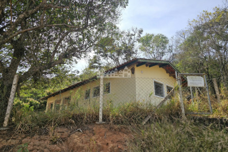 Chácara à venda com 2 quartos em Estância Santa Maria do Laranjal, Atibaia, SP