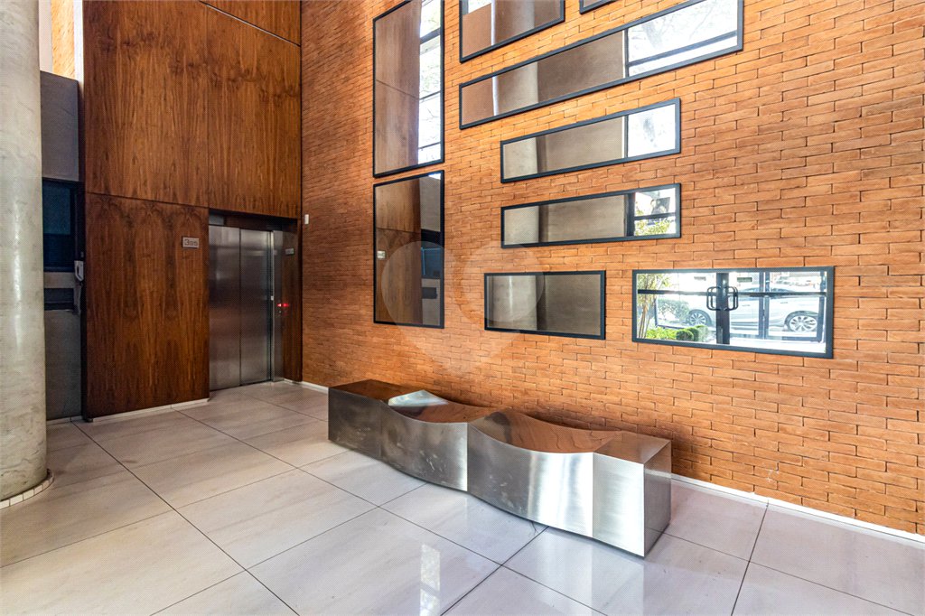 Itaim ! Studio ,muito bem localizado ! vaga de garagem !