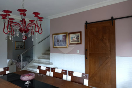 Casa à venda com 4 quartos, sendo 2 suítes, no condomínio Fazendinha Chácara Vale do Rio Cotia, Carapicuíba - SP