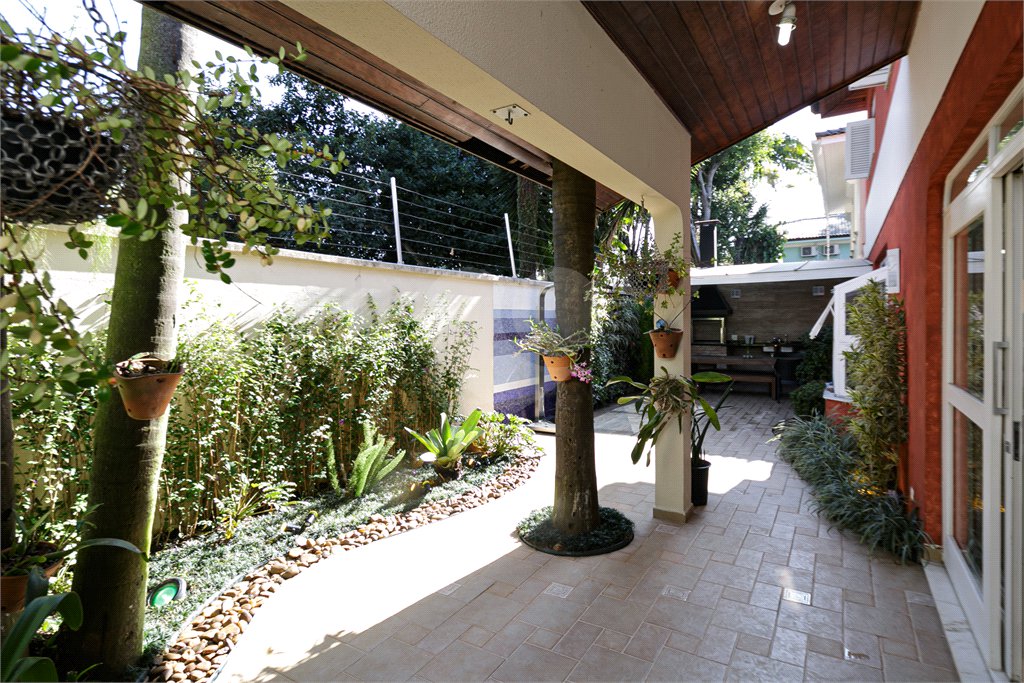 Casa à venda com 4 quartos, sendo 2 suítes, no condomínio Parque das Arvores, São Paulo - SP